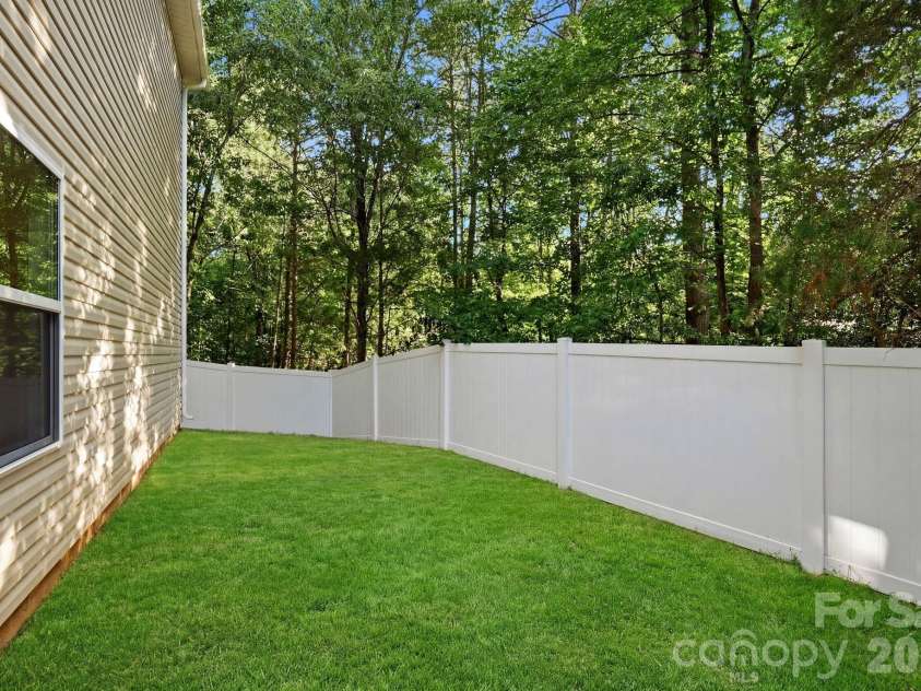 2829 Overlook Trail, Charlotte, NC 28212.  MLS# CAR4387645, YatesRealty ID 38802. Fenced Side Yard