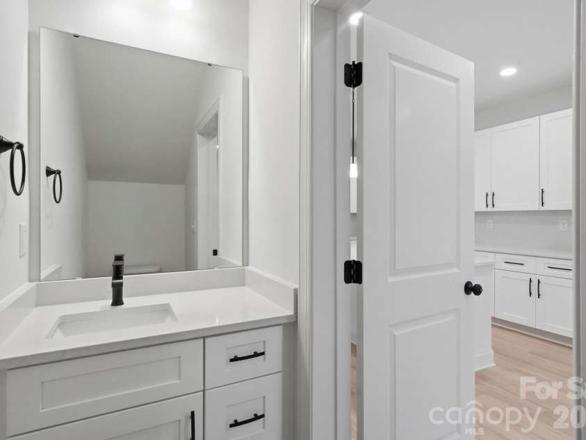 2829 Overlook Trail, Charlotte, NC 28212.  MLS# CAR4387645, YatesRealty ID 38802. Half Bathroom Main Level