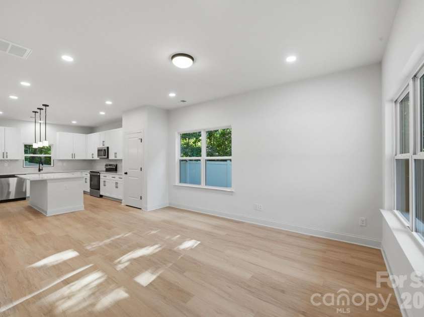 2829 Overlook Trail, Charlotte, NC 28212.  MLS# CAR4387645, YatesRealty ID 38802. Living Room