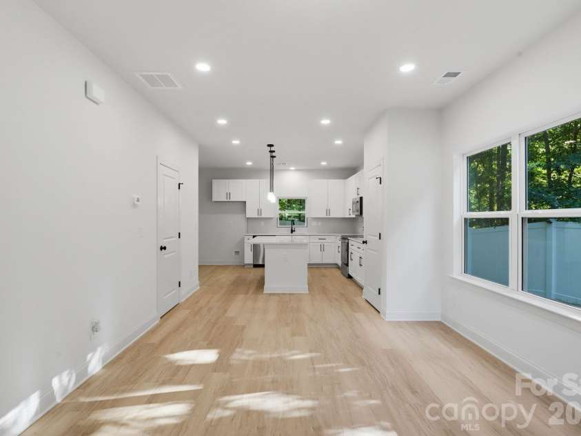 2829 Overlook Trail, Charlotte, NC 28212.  MLS# CAR4387645, YatesRealty ID 38802. Living Room