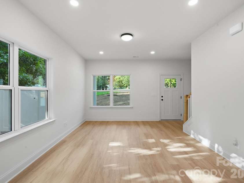 2829 Overlook Trail, Charlotte, NC 28212.  MLS# CAR4387645, YatesRealty ID 38802. Living Room & Front Entry