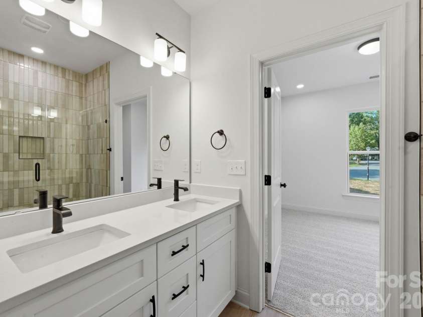 2829 Overlook Trail, Charlotte, NC 28212.  MLS# CAR4387645, YatesRealty ID 38802. Primary Bathroom