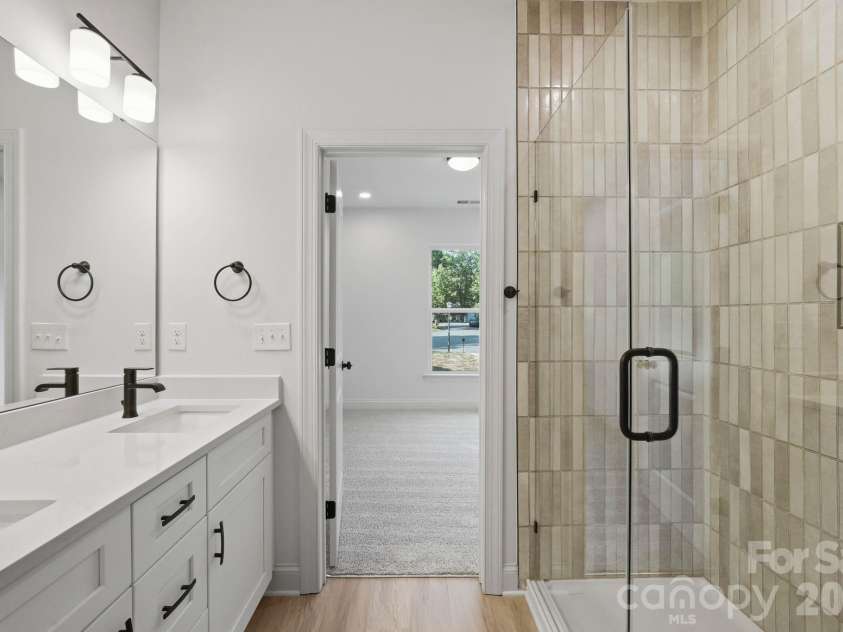 2829 Overlook Trail, Charlotte, NC 28212.  MLS# CAR4387645, YatesRealty ID 38802. Primary Bathroom