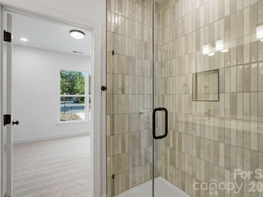 2829 Overlook Trail, Charlotte, NC 28212.  MLS# CAR4387645, YatesRealty ID 38802. Primary Bathroom