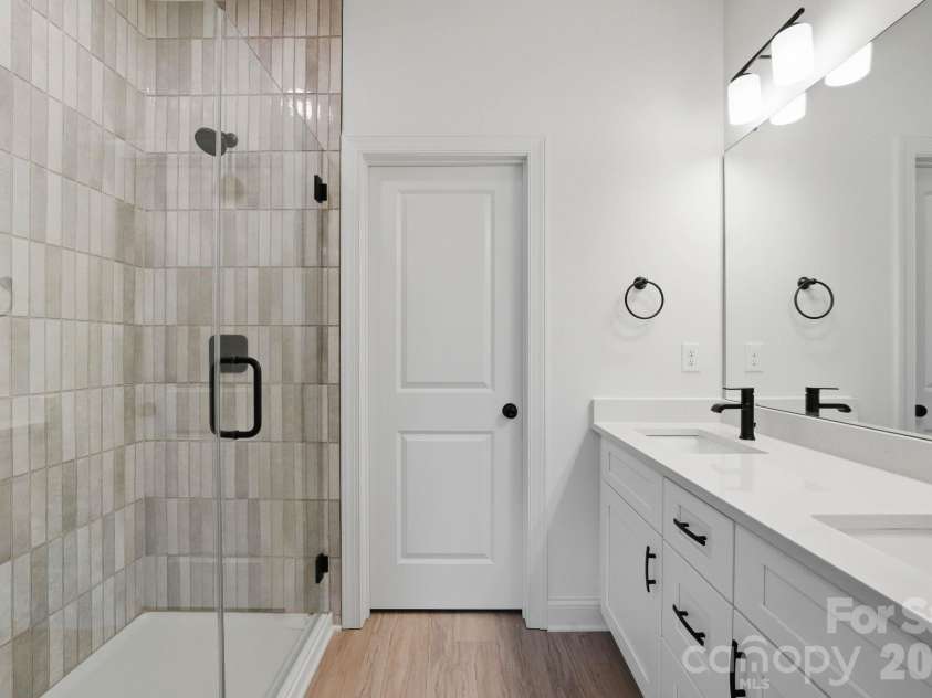 2829 Overlook Trail, Charlotte, NC 28212.  MLS# CAR4387645, YatesRealty ID 38802. Primary Bathroom