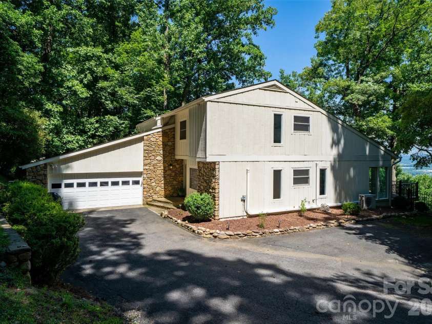 27 Walnut Drive, Mills River, NC 28759.  MLS# CAR4399398, YatesRealty ID 38803. 