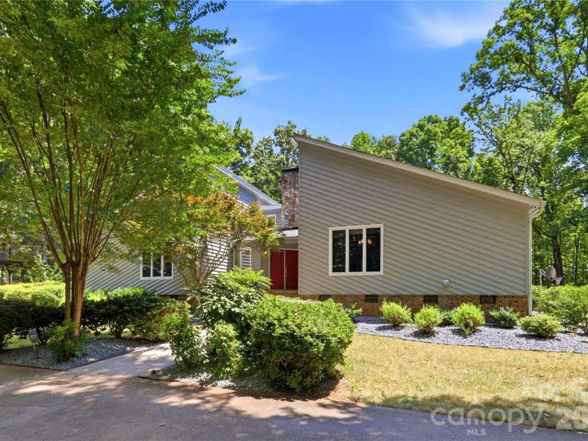 229 Cari Lane, Matthews, NC 28104.  MLS# CAR4401199, YatesRealty ID 38808. 