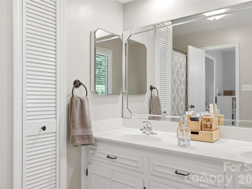 229 Cari Lane, Matthews, NC 28104.  MLS# CAR4401199, YatesRealty ID 38808. 