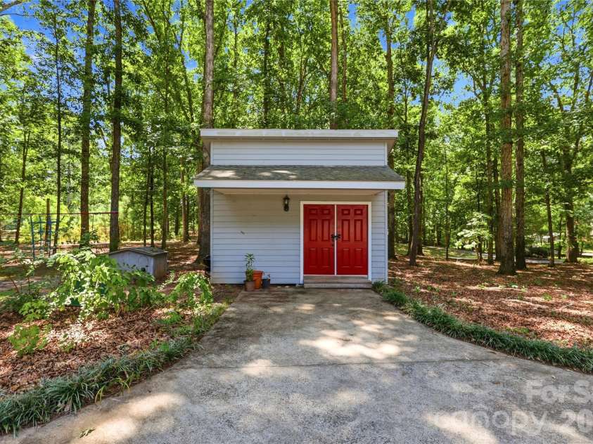 229 Cari Lane, Matthews, NC 28104.  MLS# CAR4401199, YatesRealty ID 38808. 