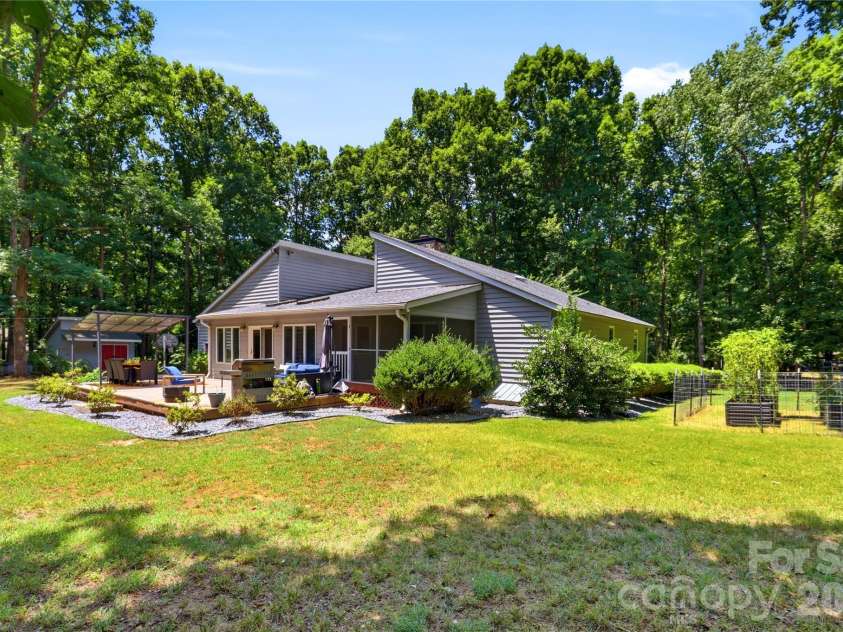 229 Cari Lane, Matthews, NC 28104.  MLS# CAR4401199, YatesRealty ID 38808. 