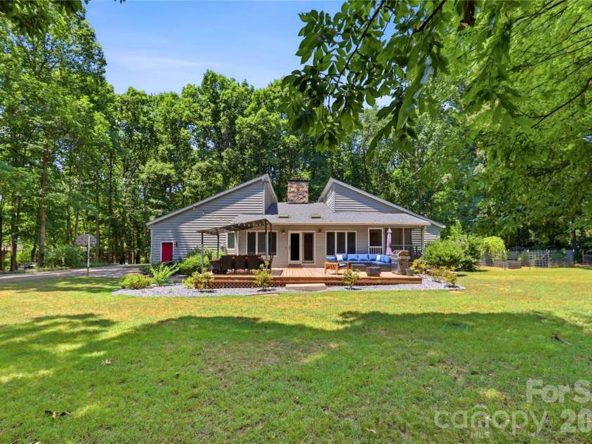 229 Cari Lane, Matthews, NC 28104.  MLS# CAR4401199, YatesRealty ID 38808. 
