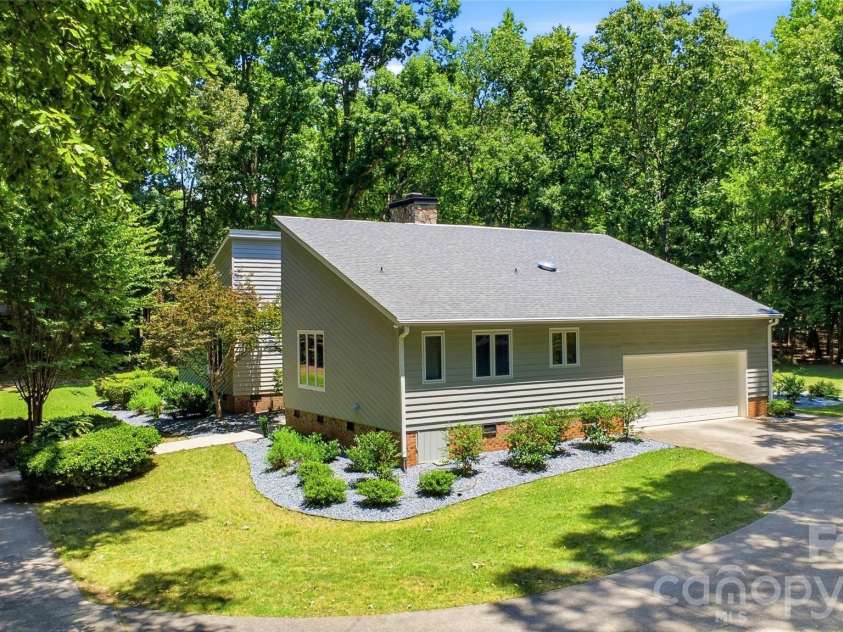 229 Cari Lane, Matthews, NC 28104.  MLS# CAR4401199, YatesRealty ID 38808. 