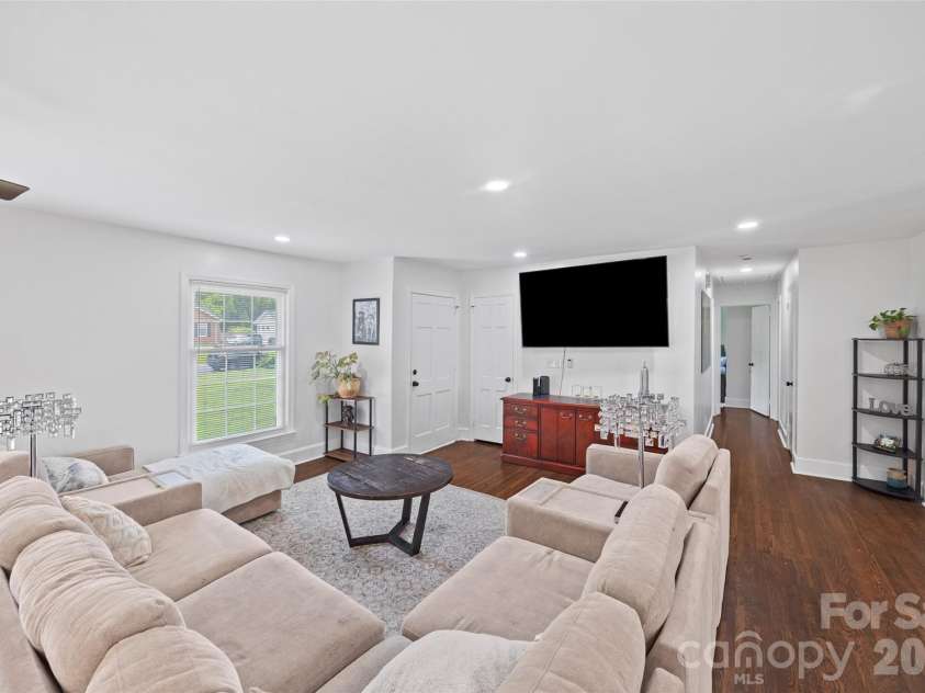 5731 Brookhaven Road, Charlotte, NC 28210.  MLS# CAR4394881, YatesRealty ID 38809. 