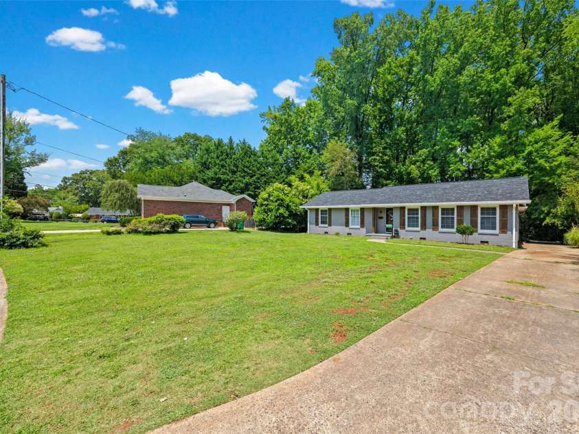 5731 Brookhaven Road, Charlotte, NC 28210.  MLS# CAR4394881, YatesRealty ID 38809. 