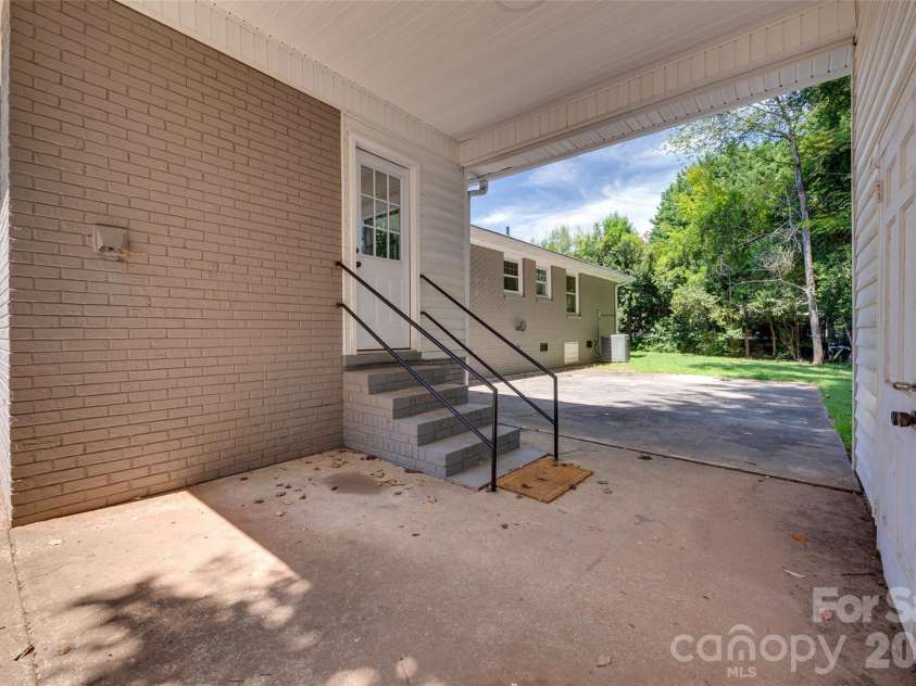 5731 Brookhaven Road, Charlotte, NC 28210.  MLS# CAR4394881, YatesRealty ID 38809. 