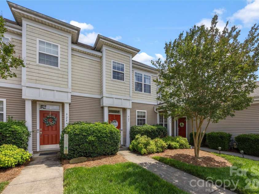 927 Claybrook Circle, Gastonia, NC 28054.  MLS# CAR4377727, YatesRealty ID 38811. 
