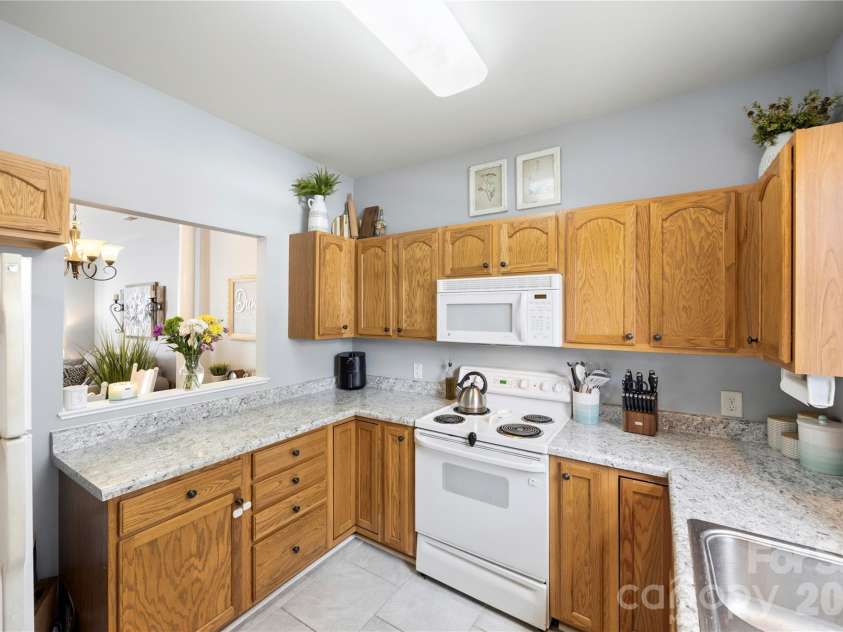 927 Claybrook Circle, Gastonia, NC 28054.  MLS# CAR4377727, YatesRealty ID 38811. 