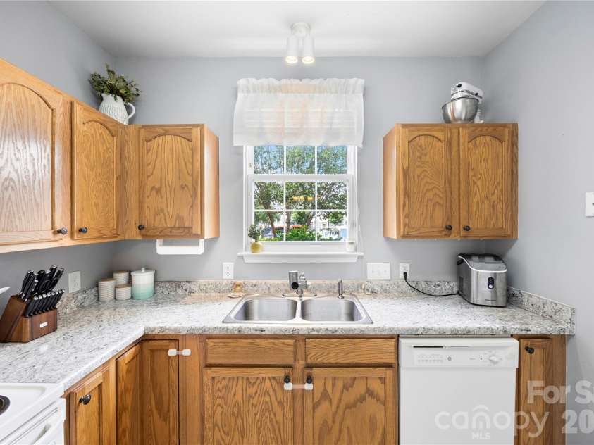927 Claybrook Circle, Gastonia, NC 28054.  MLS# CAR4377727, YatesRealty ID 38811. 