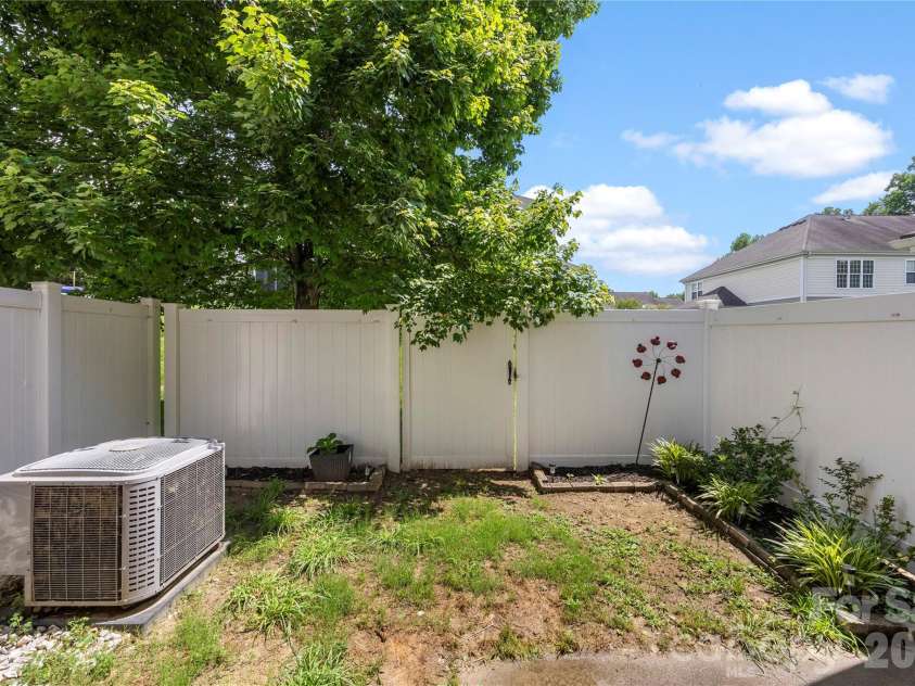 927 Claybrook Circle, Gastonia, NC 28054.  MLS# CAR4377727, YatesRealty ID 38811. 