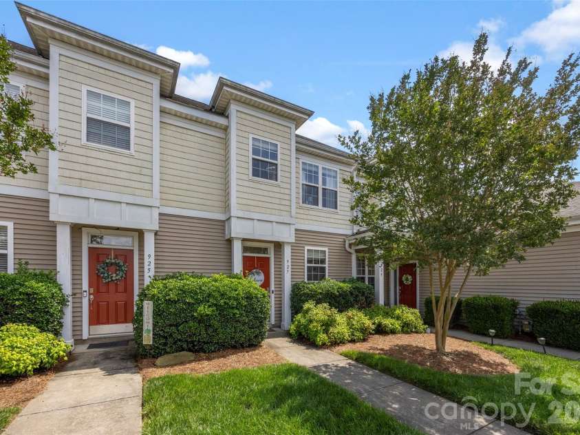 927 Claybrook Circle, Gastonia, NC 28054.  MLS# CAR4408887, YatesRealty ID 38811. 
