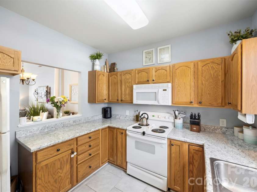 927 Claybrook Circle, Gastonia, NC 28054.  MLS# CAR4408887, YatesRealty ID 38811. 