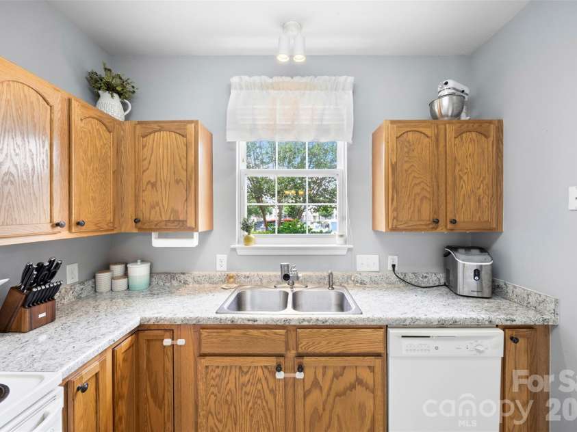927 Claybrook Circle, Gastonia, NC 28054.  MLS# CAR4408887, YatesRealty ID 38811. 