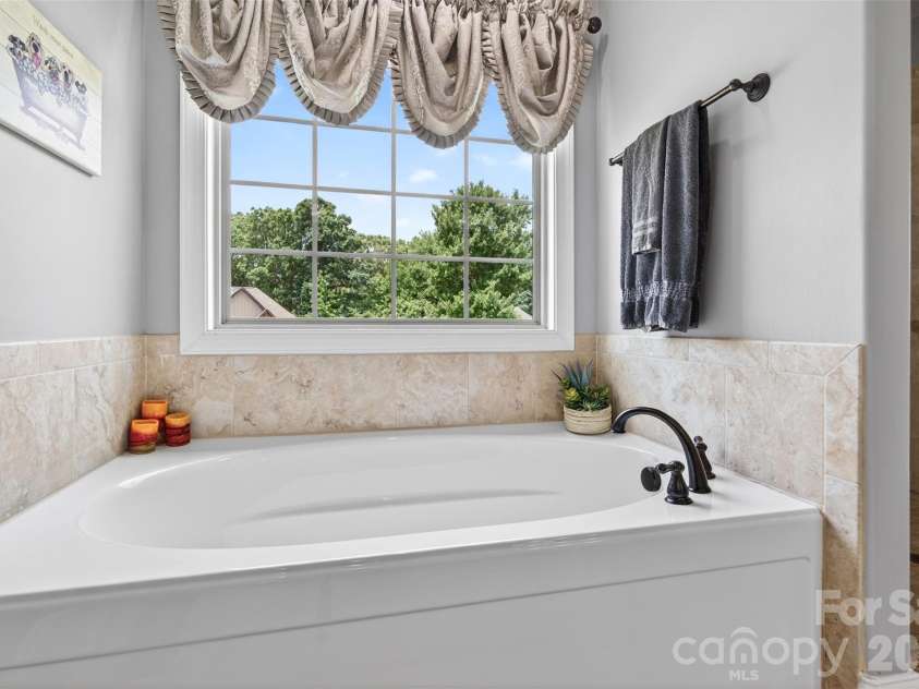 2330 Shiny Leaf Drive, Denver, NC 28037.  MLS# CAR4384279, YatesRealty ID 38812. Soaking tub in primary bathroom.