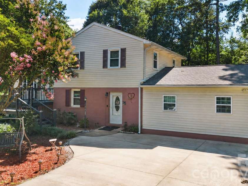 7132 Clear Crossing Lane, Mint Hill, NC 28227.  MLS# CAR4404373, YatesRealty ID 38815. 