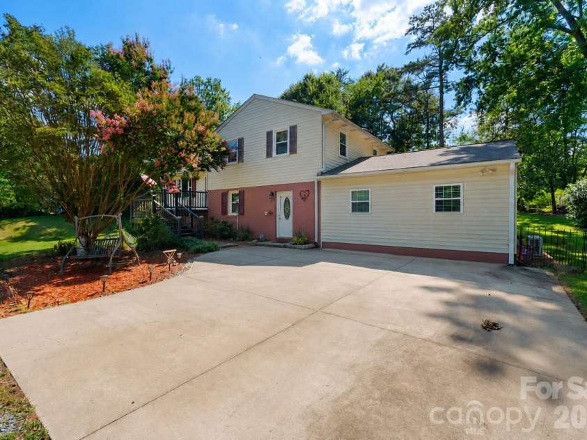 7132 Clear Crossing Lane, Mint Hill, NC 28227.  MLS# CAR4404373, YatesRealty ID 38815. 
