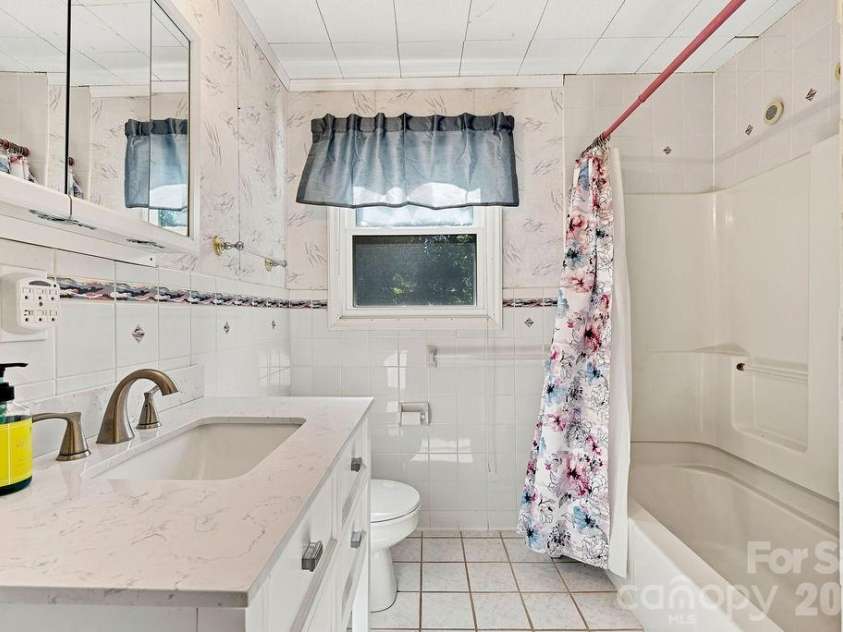 7132 Clear Crossing Lane, Mint Hill, NC 28227.  MLS# CAR4404373, YatesRealty ID 38815. Upper Level Bathroom