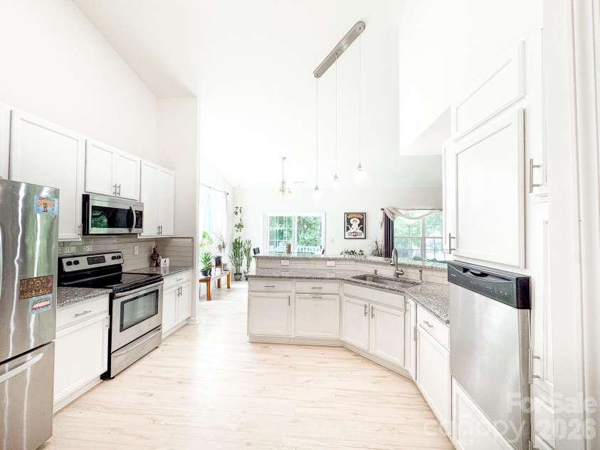 6117 Robert Street, Huntersville, NC 28078.  MLS# CAR4367163, YatesRealty ID 38816. Kitchen