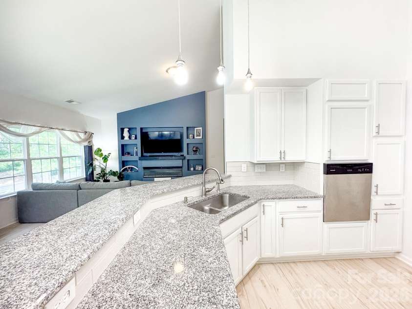 6117 Robert Street, Huntersville, NC 28078.  MLS# CAR4367163, YatesRealty ID 38816. Kitchen