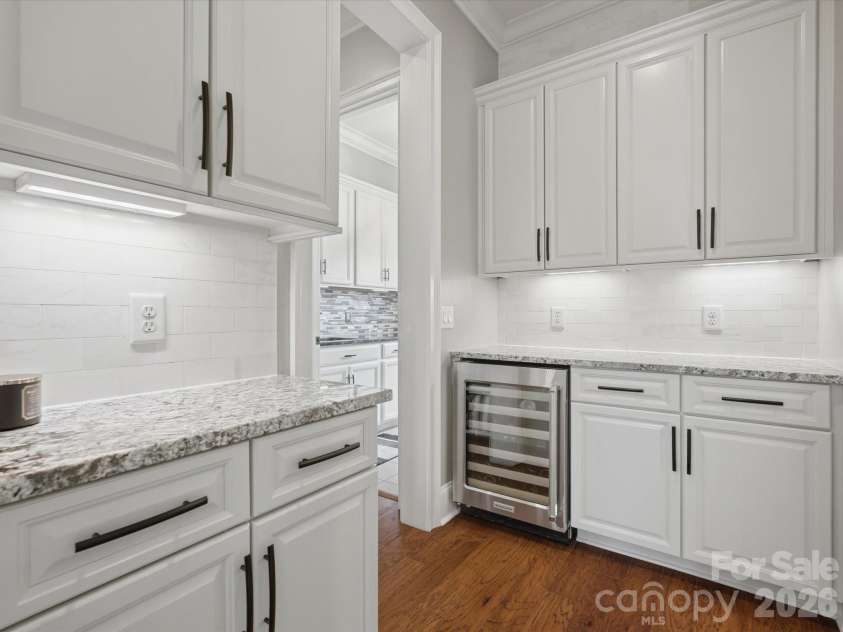 1124 Ladera Drive, Waxhaw, NC 28173.  MLS# CAR4396719, YatesRealty ID 38817. Butler's Pantry