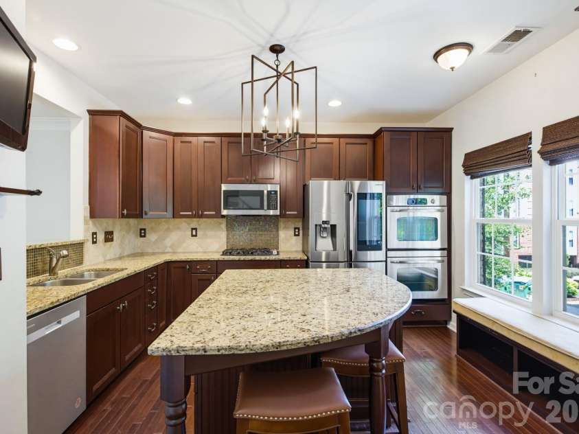 225 Lincoln Street, Charlotte, NC 28203.  MLS# CAR4402085, YatesRealty ID 38818. 