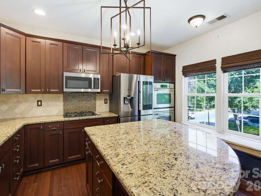 225 Lincoln Street, Charlotte, NC 28203.  MLS# CAR4402085, YatesRealty ID 38818. 