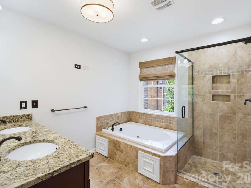 225 Lincoln Street, Charlotte, NC 28203.  MLS# CAR4402085, YatesRealty ID 38818. 