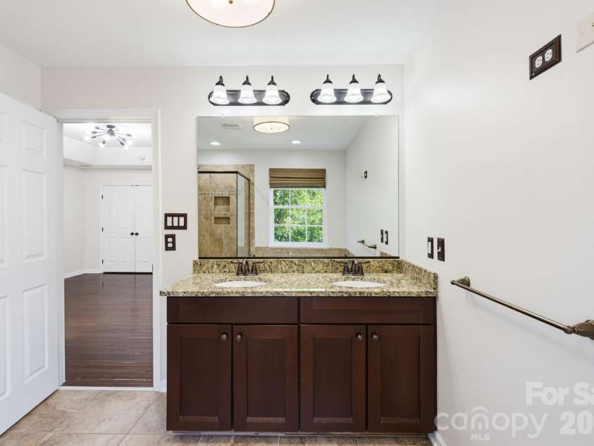 225 Lincoln Street, Charlotte, NC 28203.  MLS# CAR4402085, YatesRealty ID 38818. 