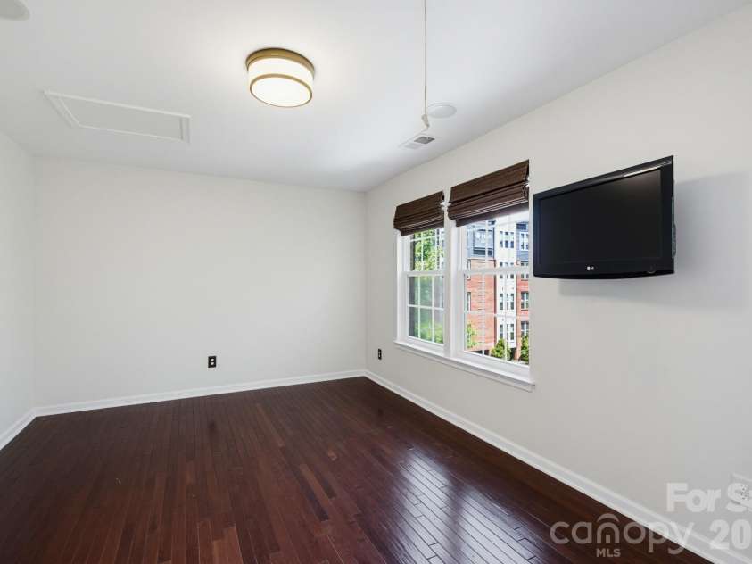 225 Lincoln Street, Charlotte, NC 28203.  MLS# CAR4402085, YatesRealty ID 38818. 
