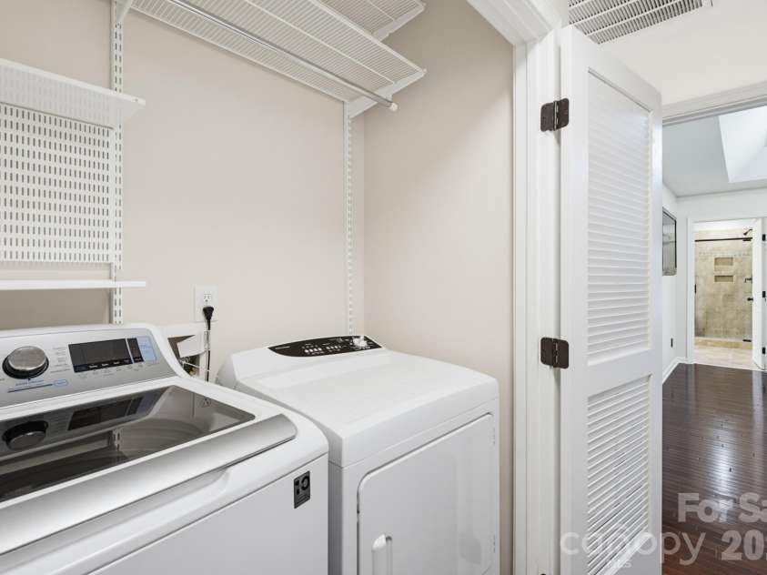 225 Lincoln Street, Charlotte, NC 28203.  MLS# CAR4402085, YatesRealty ID 38818. 