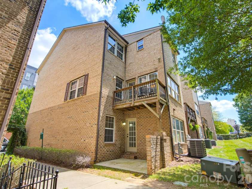 225 Lincoln Street, Charlotte, NC 28203.  MLS# CAR4402085, YatesRealty ID 38818. 