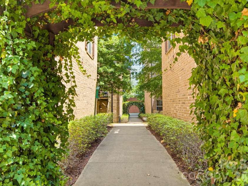 225 Lincoln Street, Charlotte, NC 28203.  MLS# CAR4402085, YatesRealty ID 38818. 