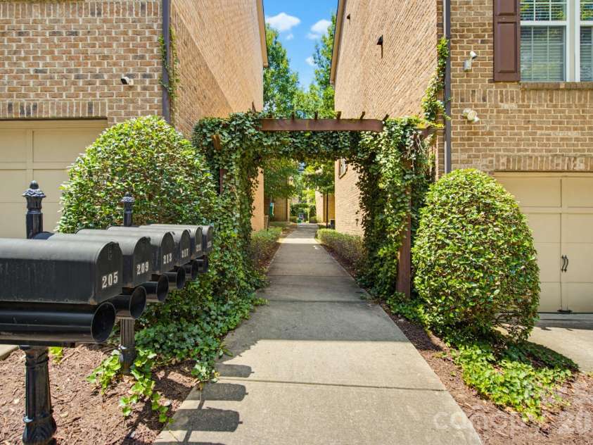 225 Lincoln Street, Charlotte, NC 28203.  MLS# CAR4402085, YatesRealty ID 38818. 