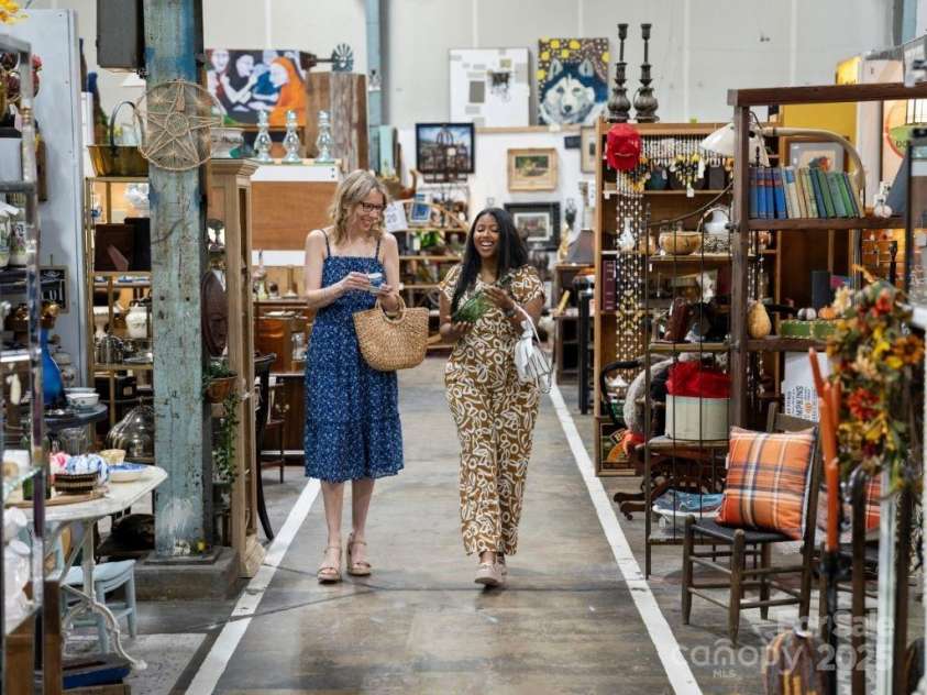 5711 Castlerea Drive, Charlotte, NC 28217.  MLS# CAR4232177, YatesRealty ID 3882. The locally famous Sleep Poet antique mall is right next door to the community.