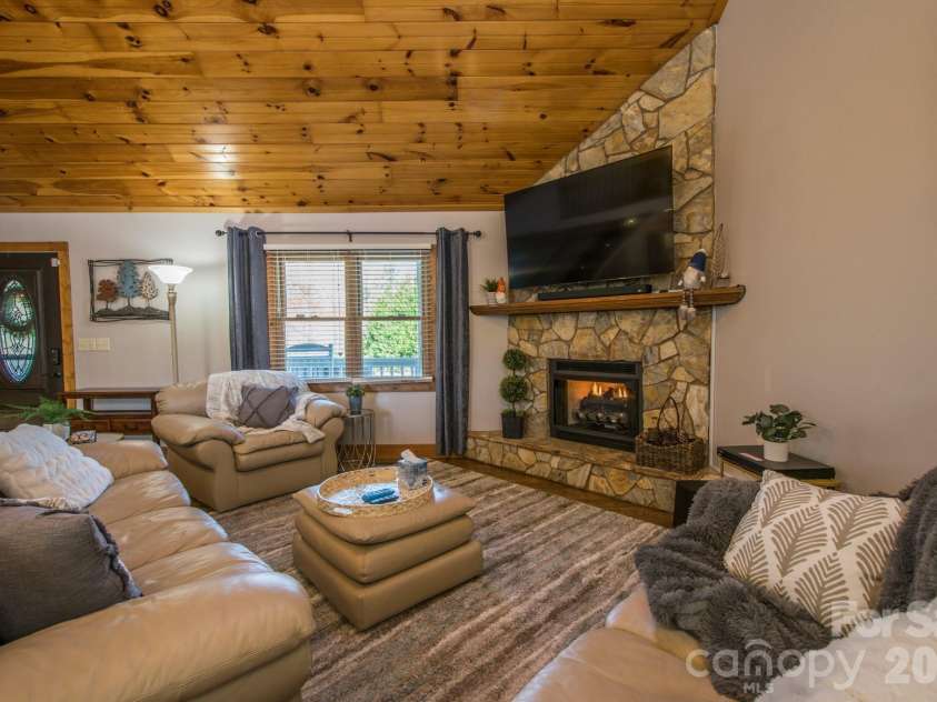43 Evan Tyler Lane, Horse Shoe, NC 28742.  MLS# CAR4401532, YatesRealty ID 38820. 