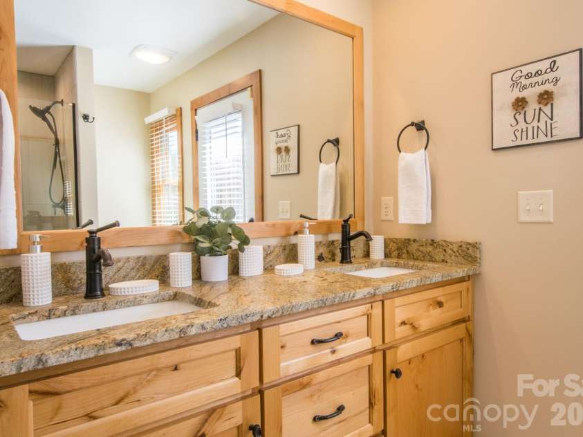 43 Evan Tyler Lane, Horse Shoe, NC 28742.  MLS# CAR4401532, YatesRealty ID 38820. Main Level Bath