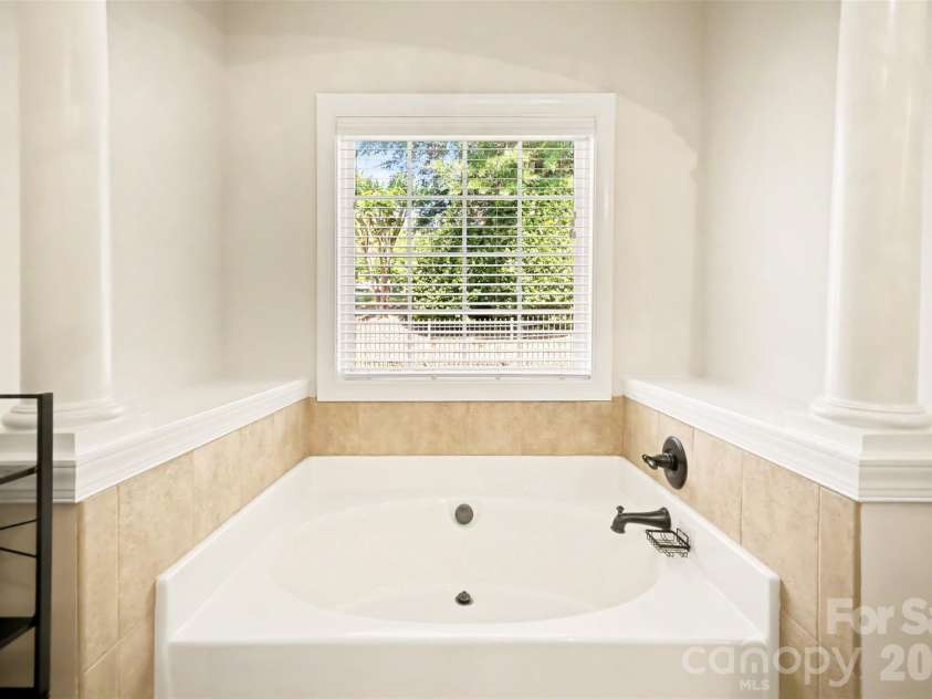 7999 Worth Way, Denver, NC 28037.  MLS# CAR4396901, YatesRealty ID 38824. Primary Bath