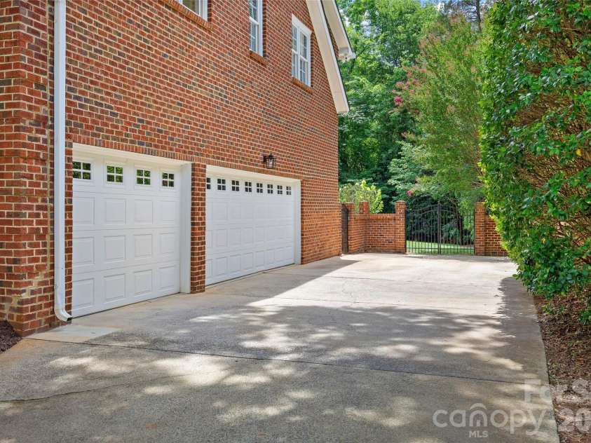 4533 Noras Path Road, Charlotte, NC 28226.  MLS# CAR4396655, YatesRealty ID 38825. 