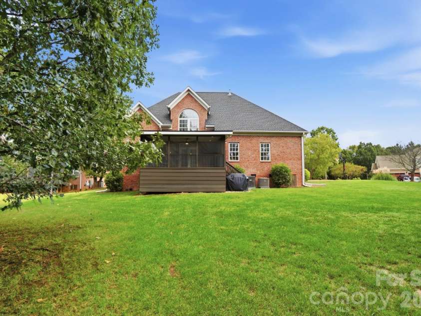 106 Spinnaker Bay Lane, Lake Wylie, SC 29710.  MLS# CAR4431298, YatesRealty ID 38827. Huge back yard