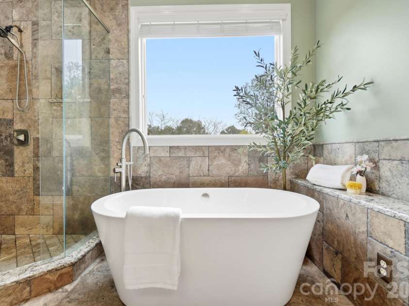 106 Spinnaker Bay Lane, Lake Wylie, SC 29710.  MLS# CAR4431298, YatesRealty ID 38827. Primary bath