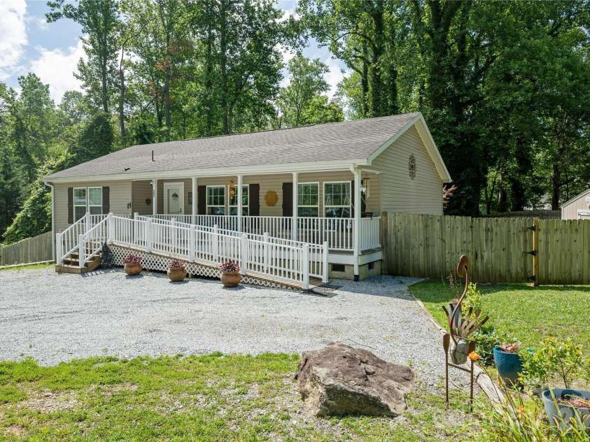 32 Beechwood Lakes Drive, Hendersonville, NC 28792.  MLS# CAR4400165, YatesRealty ID 38832. 